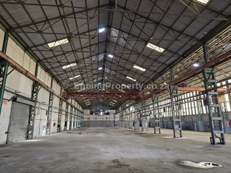 High Warehouse to Let in Epping Industria