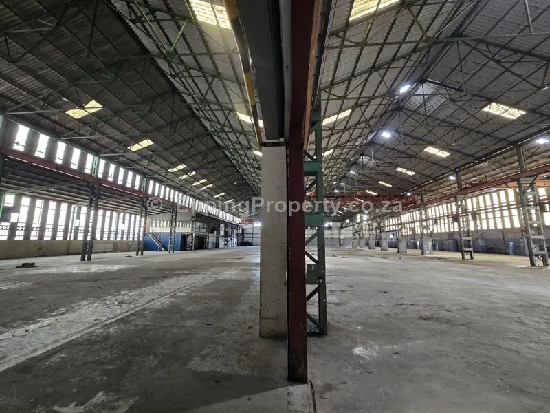 High Warehouse to Let in Epping Industria