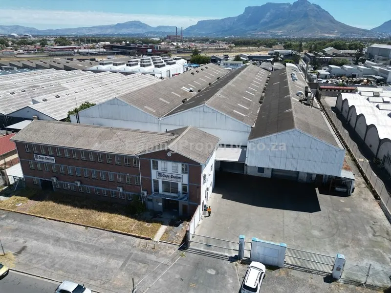 High Warehouse to Let in Epping Industria